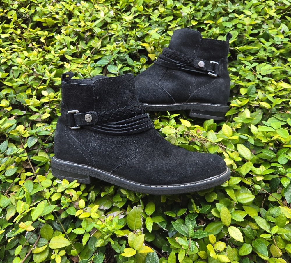 Earth Black Suede Ankle Booties 8.5